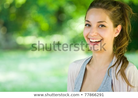 Foto d'archivio: Beautiful Young Brunette In The Park