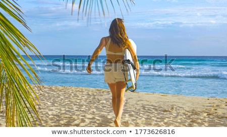 Foto d'archivio: Girl Running At The Beach With Her Surfboard