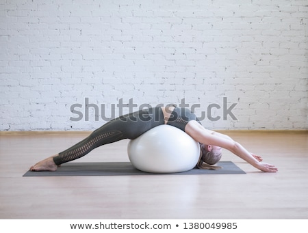 Foto d'archivio: Woman Posing With A Pilates Ball