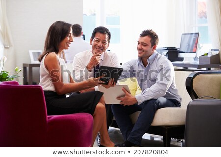 Foto stock: Chinese Business People At Meeting In Hotel Lobby