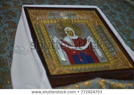 Foto stock: Astiçais · ornamentados · no · altar · da · igreja · com · cruz · de · ouro