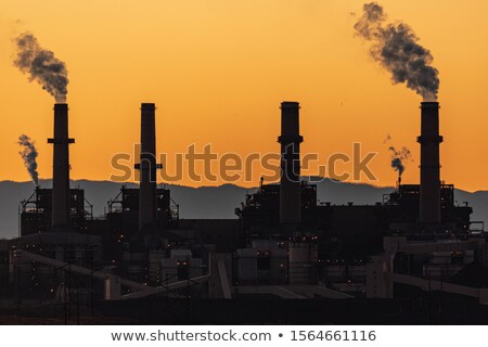 Foto stock: Efinería · de · petróleo · al · atardecer