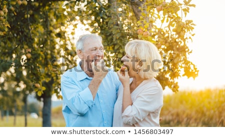 Wife With An Apple Foto d'archivio © Kzenon