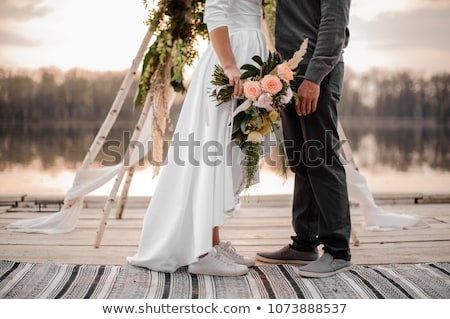 Foto d'archivio: Bridal Couple Standing Near Lake