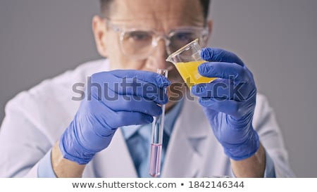 Foto stock: Scientific Chemists Synthesizing A New Compound