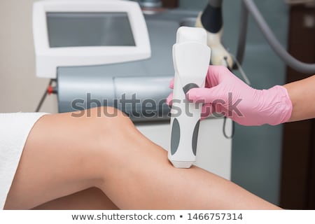 Foto stock: Specialist Makes Skin Tone Measurements On A Womans Leg