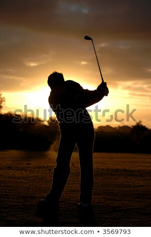 Een linkshandige golfspeler oefent vroeg in de ochtend met een prachtige zonsopgang Stockfoto © Sportlibrary