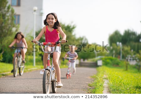 Foto stock: Three Kids Playing In The Park