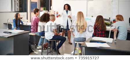 Stock foto: Chulkinder · und · Lehrer · im · naturwissenschaftlichen · Unterricht