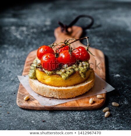 Zdjęcia stock: Bread Roll With Pesto And Roasted Tomato