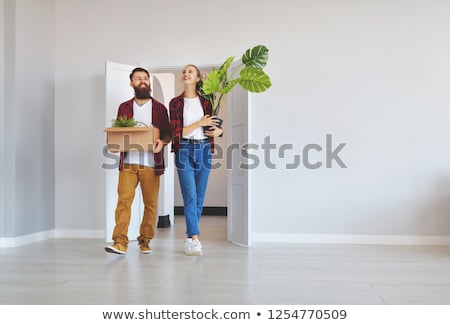 Foto stock: Young Woman Repairs Room