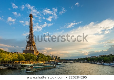 Foto d'archivio: Eiffel Tour Over Seine River