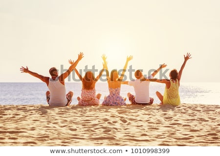 Foto stock: Group Of Teenage Friends Enjoying Beach Holiday Together