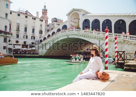 Foto stock: Gondola Canal Grande And Rialto Bridge