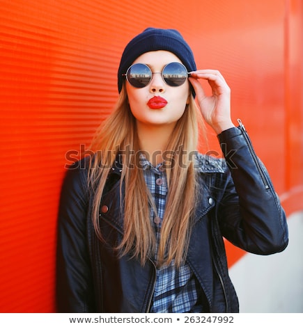 Foto d'archivio: Beautiful Girl With Bright Make Up And Sunglasses