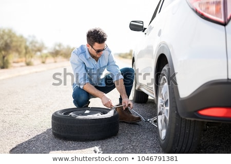 ストックフォト: Man Changing The Tyres