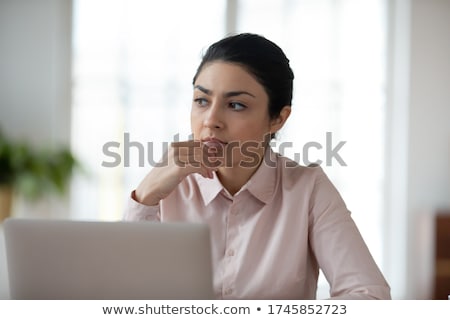 Foto d'archivio: Worried Woman Looking At Laptop