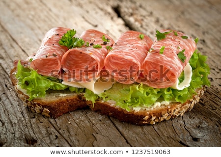 Foto d'archivio: Whole Wheat Bread With Sliced Sausage