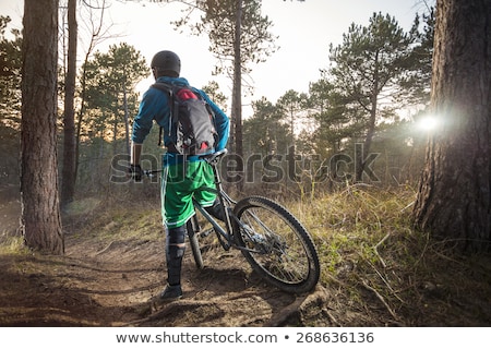 Foto stock: Young Man With His Atb In The Forest