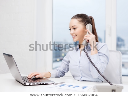 Stockfoto: Akenvrouw · telefoneren · met · een · laptop