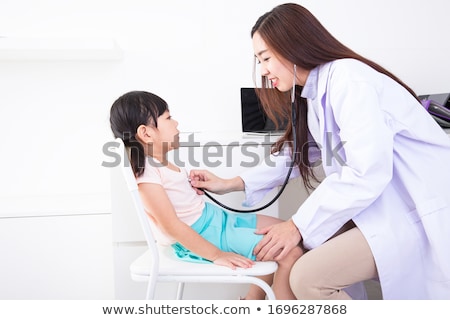 Foto stock: Doctor Examining Girl