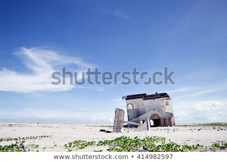 Foto d'archivio: Old Abandoned House In The Middle Of Nowhere