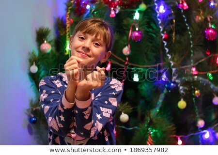 Foto d'archivio: Agazza · Con · Il · Cuore · Del · Giocattolo · Vicino · All'albero · Di · Natale