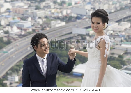 Foto d'archivio: Couple Dancing On The Top Of The Skyscraper