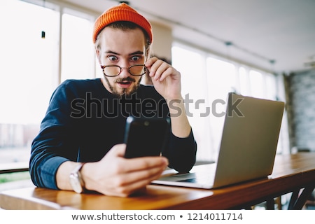 Foto stock: Surprised Man Phoning