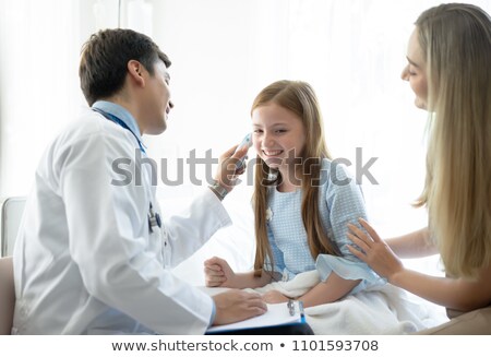 Foto stock: Doctor Checking Little Girls Temperature