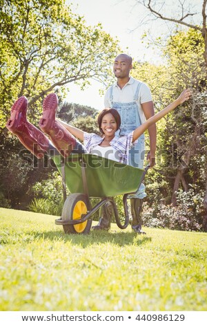 Stockfoto: Chtpaar · Met · Man · Die · Vrouwenrit · In · Kruiwagen · Geeft