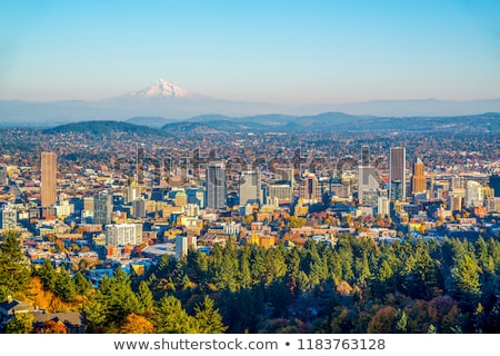 Foto stock: Portland Downtown Skyline With Mount Hood And River