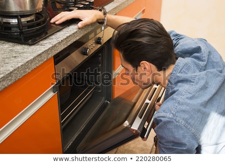 Foto d'archivio: Man Looking At Oven