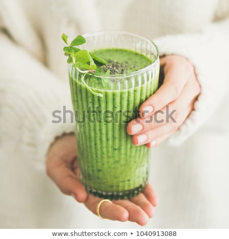 Foto d'archivio: Crop Woman Drinking Green Smoothie