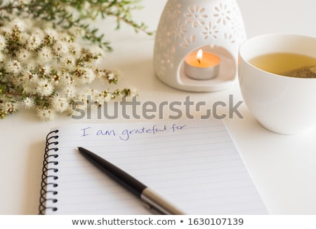 Foto stock: Person Writing I Am Grateful For Text