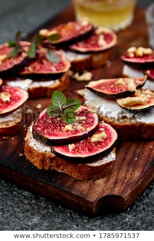 Foto d'archivio: Bruschetta Or Ctostini With Cottage Cheese Figs And Honey