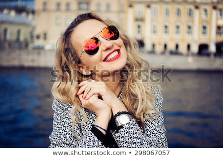 Foto d'archivio: Young Beautiful Blonde Woman With Stylish Make Up