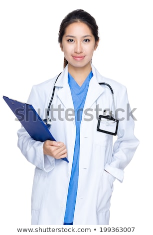 Doctor zâmbitor, destul de femeie, care ține un clipboard Imagine de stoc © leungchopan