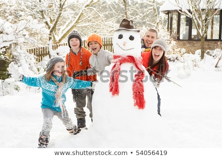 ストックフォト: で雪だるまを構築する母と子