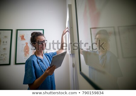 Foto d'archivio: Female Surgeon Using Digital Tablet