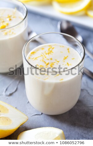 Foto d'archivio: Homemade Lemon Panna Cotta