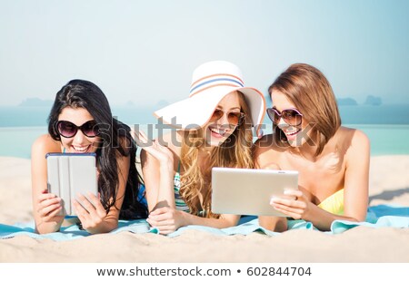 Zdjęcia stock: Woman In Bikini And Sunglasses Over Infinity Pool