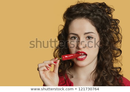 Foto stock: Entes · de · mulher · bonita · comendo · pimenta · vermelha
