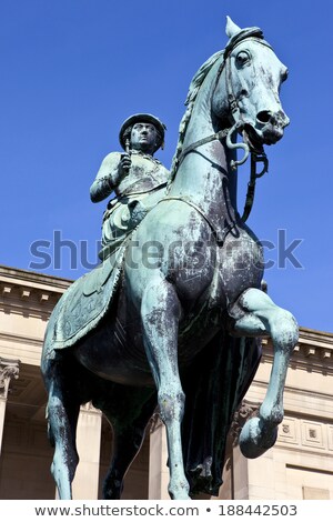 ストックフォト: Queen Victoria Statue Outside St Georges Hall In Liverpool