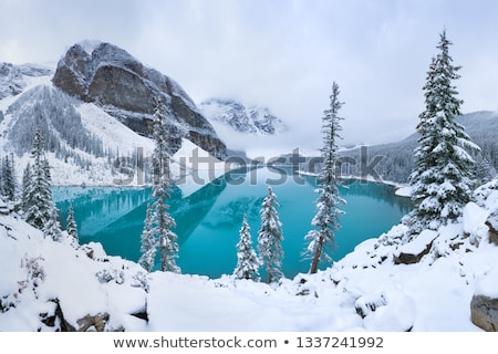 Foto d'archivio: Frozen Moraine Lake In Canada