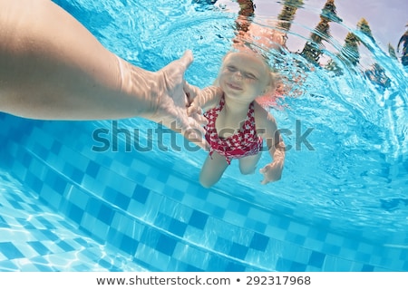 Foto stock: Anos · de · adultos · y · niños · sosteniendo · bajo · el · agua