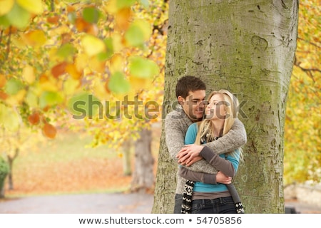 Foto stock: Areja · adolescente · romántica · por · árbol · en · el · parque · de · otoño