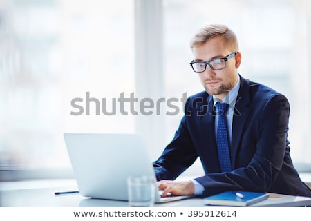 Om de afaceri care lucrează cu laptop Imagine de stoc © Pressmaster