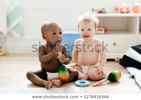 Foto d'archivio: A Six Month Old Baby Sit On The Floor