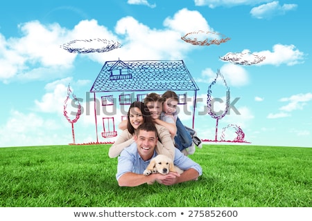 Foto stock: House Of Clouds In The Sky Over Green Grass